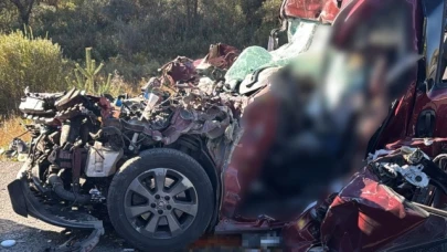 Fiat marka otomobil tıra çarptı: 3 ölü, 2 ağır yaralı