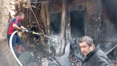 Gümüşhacıköy'de 2 katlı ahşap ev alev alev yandı