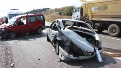 Hafif ticari araç ile otomobil çarpıştı: 4 yaralı