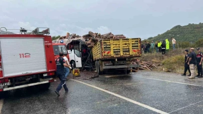 Kamyon ile otobüs çarpıştı: 2 ölü, 21 yaralı