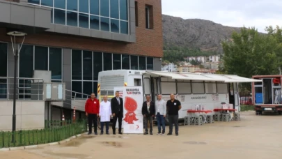 Katipoğlu, Kızılay Kan Bağış Aracı'nı ziyaret etti