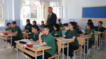 Katipoğlu, öğrenci ve öğretmenlerle buluştu