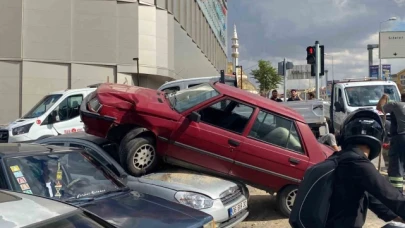 Kontrolden çıkan araç çarptığı otomobilin üstünde asılı kaldı
