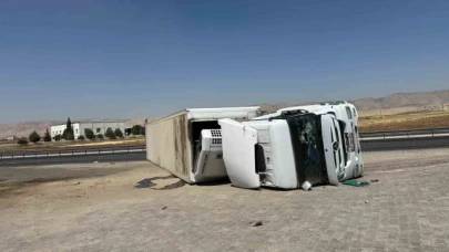 Kontrolden çıkan tır devrildi: 2 yaralı