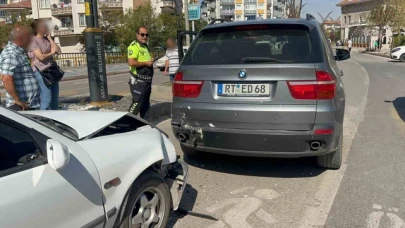 Otomobil cipe arkadan çarptı: 2 yaralı