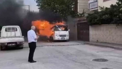 Park halindeki minibüs alev alev yandı