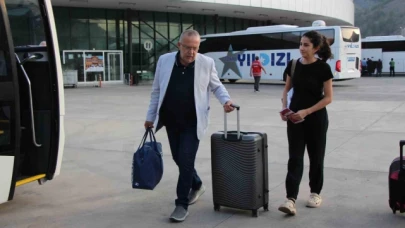 Rektörden yeni öğrencilerine jest: Otogarda karşıladı, valizlerini taşıdı