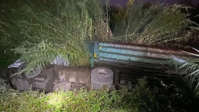 Şarampole devrilen tırın sürücüsü yaralandı