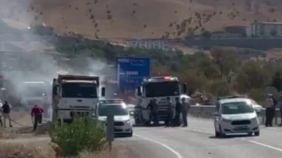 Seyir halindeki kamyon alev aldı