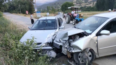 Taşova'da iki otomobil kafa kafaya çarpıştı: 2'si çocuk 5 yaralı