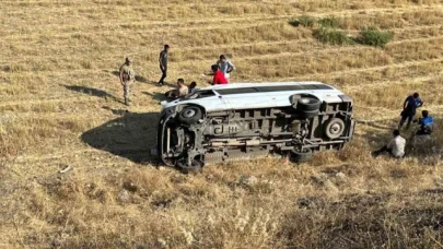 TPAO servis aracı ile taksi çarpıştı: 3'ü ağır 6 yaralı