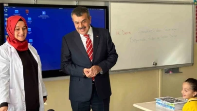 Yeni eğitim-öğretim yılının ilk ders zilini Bakan Tekin çaldı