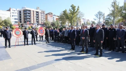 29 Ekim kutlamaları çelenk sunma töreni ile başladı