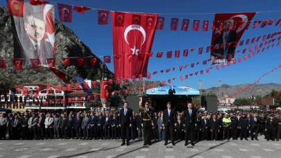 Amasya'da Ata'nın huzuruna çelenk sunuldu