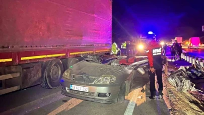 Amasya'da tıra çarpan otomobil paramparça oldu: 1 ölü