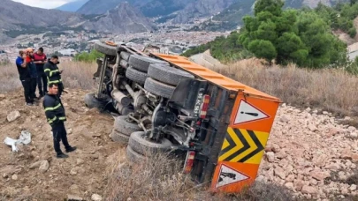Amasya'da taş yüklü kamyon şarampole devrildi: 1 yaralı