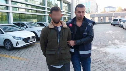 Ayrıldığı kız arkadaşının kapısını tekmeleyince tutuklandı