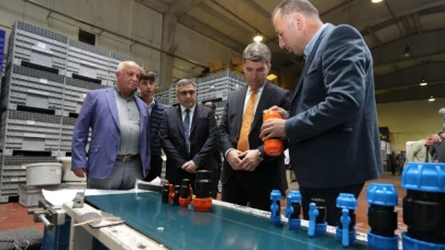 Bakan akşam yemeğini işçilerle birlikte yedi