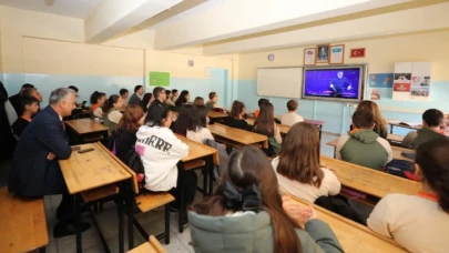 Bakan öğrencilerle birlikte "Dersimiz Cumhuriyete Doğru" filmini izledi