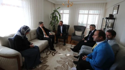 Bakan, Şehit Cengiz Parlak'ın ailesini ziyaret etti