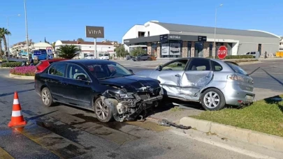 Çarpışan otomobiller levhaları yıktı: 3 yaralı