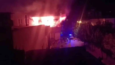 Cayır cayır yanan evde mahsur kalan 2 kişiyi itfaiye kurtardı
