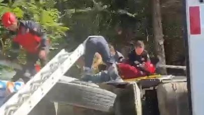 Çöp kamyonu devrildi: Araç içerisinde sıkışan sürücü yaralandı