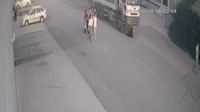 Çöp kamyonunun altında kalan kadın ağır yaralandı