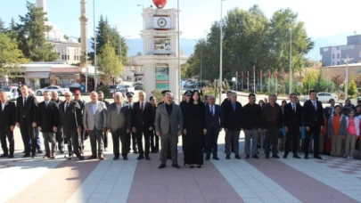 Cumhuriyet'in 101. yılında Atatürk Anıtı'na çelenk sunuldu