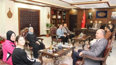 Derece alan öğrencilere ödüllerini Müftü Bayram verdi