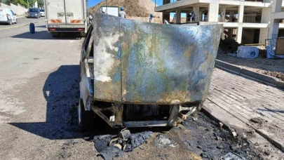 Doğalgaz patlaması sonrası çıkan yangın otomobili küle çevirdi