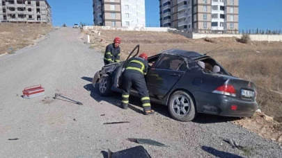 Ehliyetsiz sürücü takla atan otomobilde yaralandı