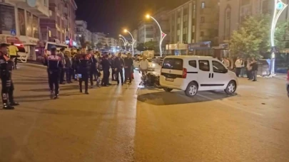 Hafif ticari araç ile motosikletli polis ekipleri çarpıştı: 2 polis memuru yaralandı