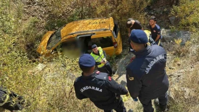 Hafif ticari araç şarampole yuvarlandı: 2 ölü