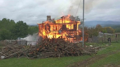 İki katlı ahşap ev çıkan yangında küle döndü