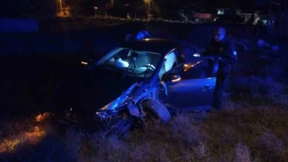 İki otomobil çarpıştı: 1'i polis 2 yaralı