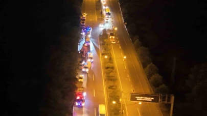 İş makinesi ile otomobil çarpıştı: 1'i çocuk 3 yaralı