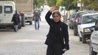 Kimsesi kalmayınca 'huzurevine yerleş' tavsiyelerine aldırmayan kadın, muhtar seçildiği mahallesine huzur getird
