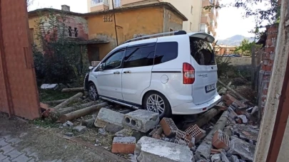 Kontrolden çıkan araç bahçe duvarını yıkıp içeri girdi