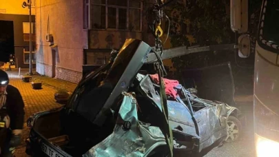 Kontrolden çıkan araç otobüs durağına çarptı; 1 yaralı