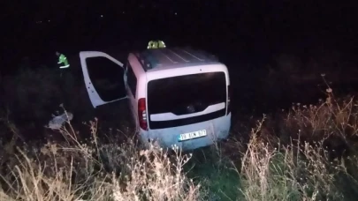 Kontrolden çıkan hafif ticari araç şarampole uçtu, sürücü yaralandı