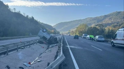 Kontrolden çıkan otomobil orta refüje çarparak takla attı