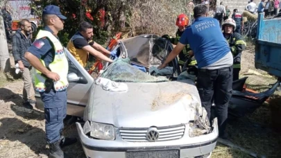 Kontrolden çıkan otomobil römorka çarpıp şarampole uçtu; 2 yaralı