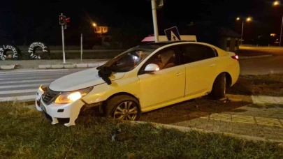 Kontrolden çıkan otomobil yaya kaldırımına çıktı: 2 yaralı