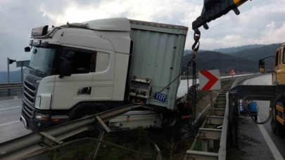 Makaslama yapan tır bariyere çarptı