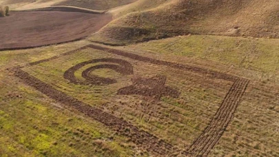 Merzifonlu çiftçi tarlasına traktörüyle Türk bayrağı çizdi