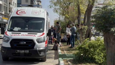 Motosiklet yayalara çarptı: 3 yaralı