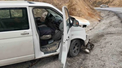 Otomobil ile minibüs kafa kafaya çarpıştı, 1'i ağır 10 kişi yaralandı