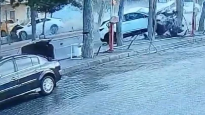 Otomobillerin çarpışması kameraya yansıdı, sürücü anne öldü