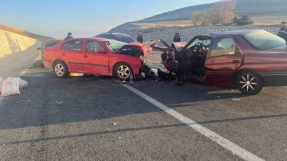 Otomobillerin kafa kafaya çarpıştığı kazada 3 kişi yaralandı
